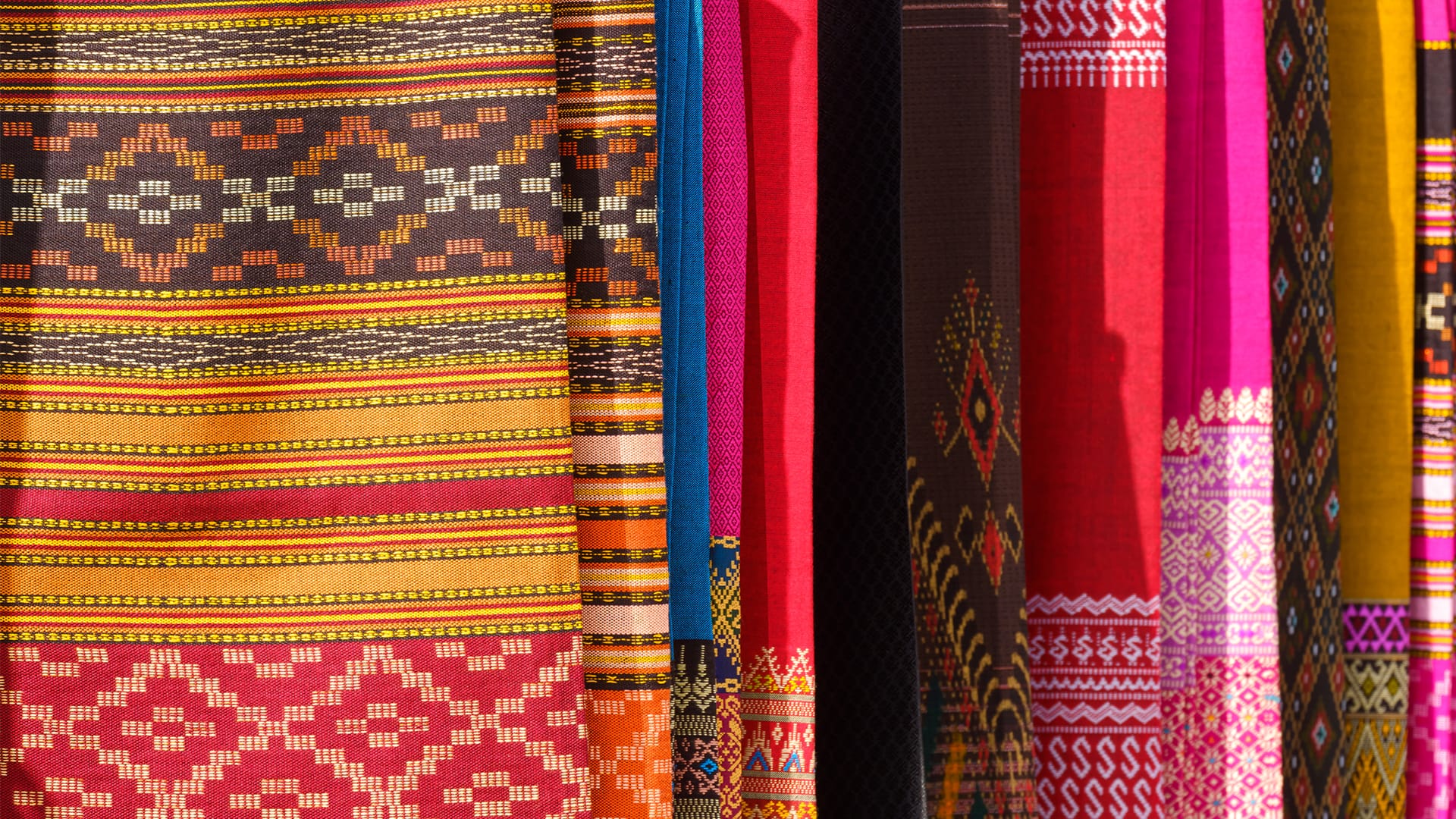 Kumaş Rehberi: Hangi Kumaş Hangi Mevsime Uygun?