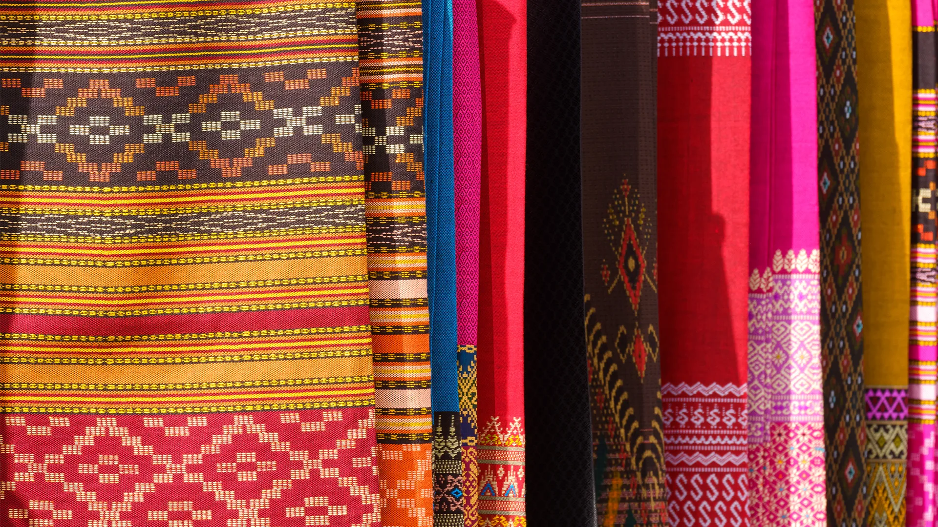 Kumaş Rehberi: Hangi Kumaş Hangi Mevsime Uygun?