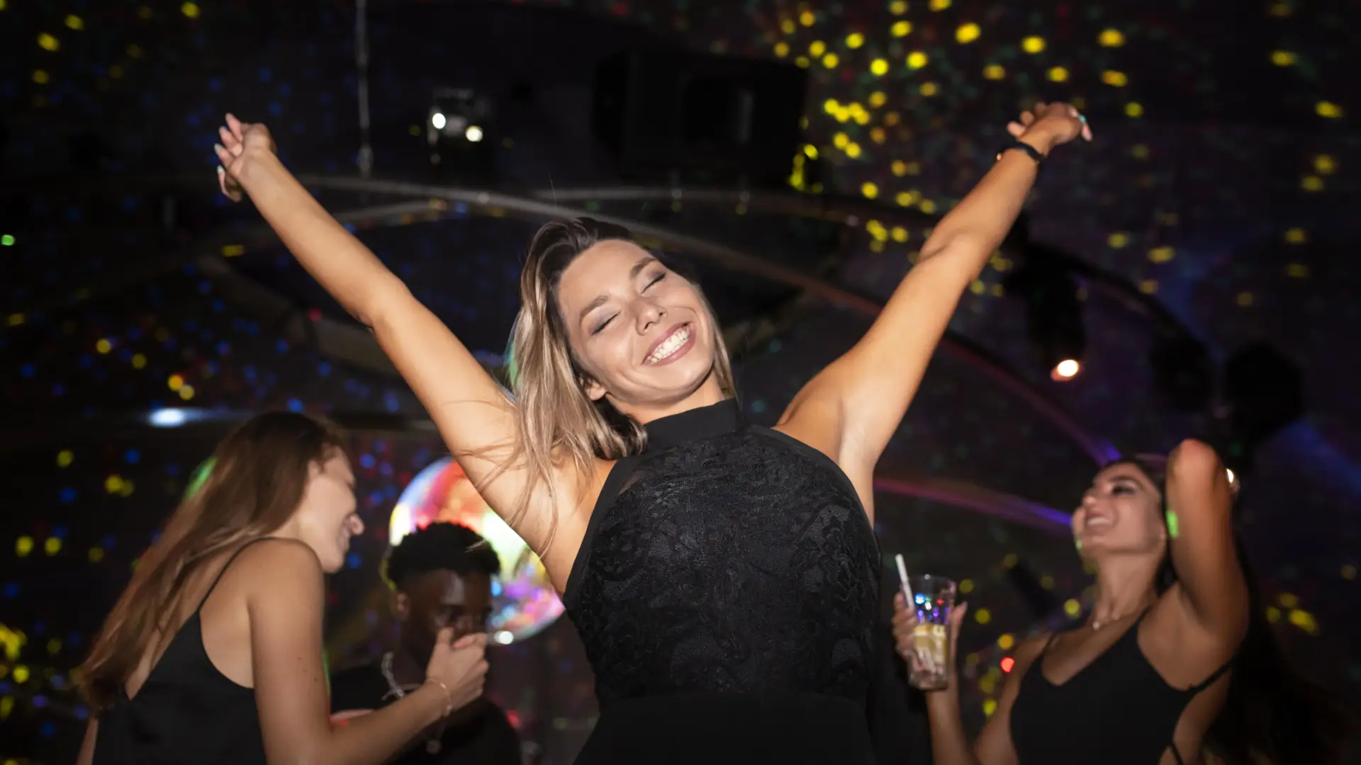 Bir Gecede İkonik Görün: Balo Elbiseni Aksesuarla Tamamlamanın İncelikleri