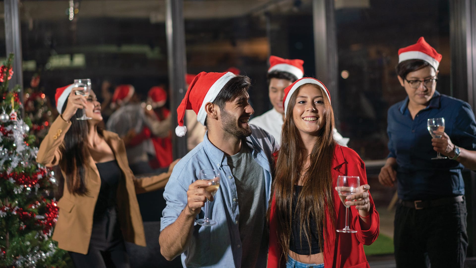 Yılbaşı Baloları ve Kış Davetlerinde Kadın Elbiseleri: Şıklık, Kumaş ve Stil Rehberi